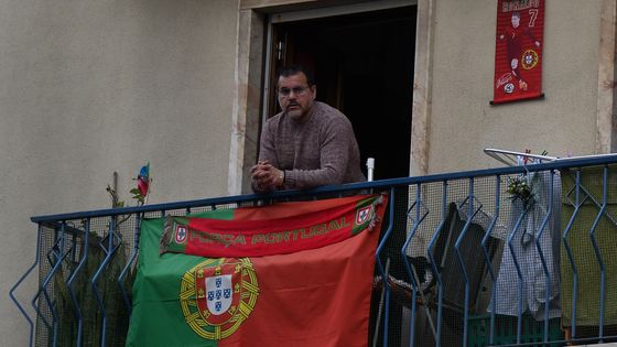 Portugais au balcon, le 28 mars 2020 ©AFP - Jorge Mantilla / NurPhoto / NurPhoto