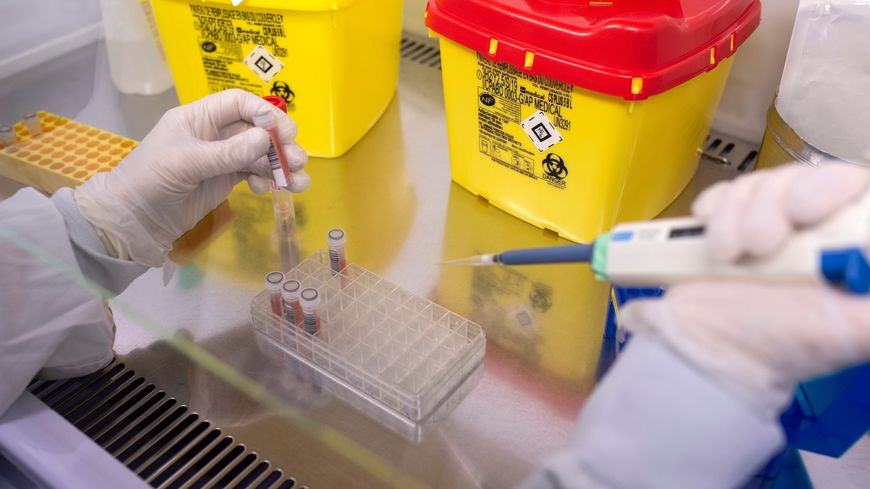 Prélèvements de dépistage du coronavirus au service virologie du CHU de Nantes, le 11 mars 2020.