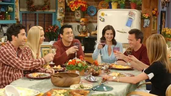 Famille au sens strict ou famille au sens large : le repas comme moment en commun. - Image tirée de la série "Friends"