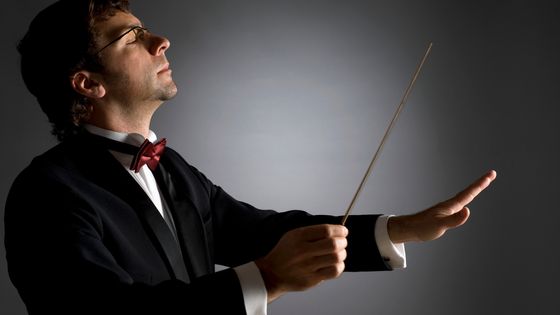 Un chef ferme les yeux en dirigeant - la chronique Musique Connectée du 11 mars 2020 ©Getty - Glowimages