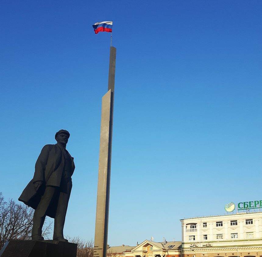 A Donetsk, place Lenine, le drapeau russe comme une protection contre le voisin ukrainien.