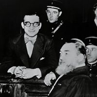 Alexandre Stavisky à son procès avec son secrétaire confidentiel Gilbert Romgins et son avocat Maitre Zevals. Archive