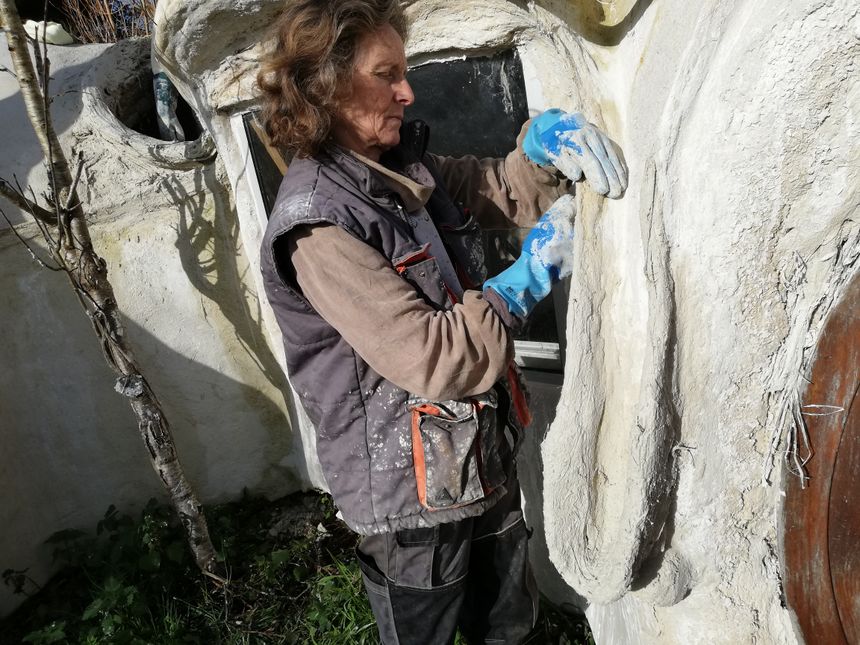 Evelyn Adam construit la gouttière de sa "kerterre"