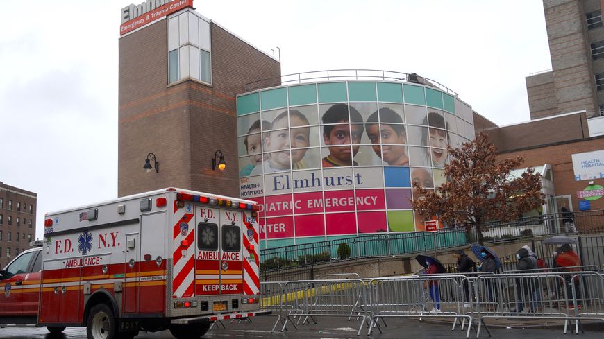 À l’hôpital d’Elmhurst, dans le Queens, où 13 personnes sont mortes du Covid-19 sur la seule journée du mercredi, la situation est critique.