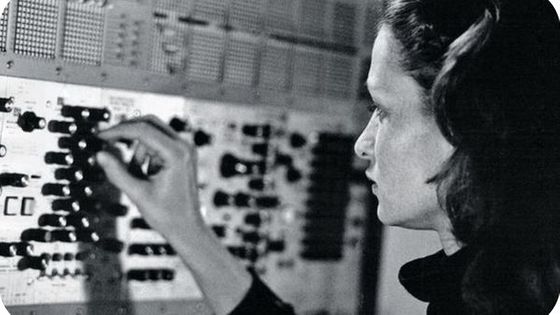 Éliane Radigue dans son studio, avec son ARP 2500 (1970) - Yves Arman