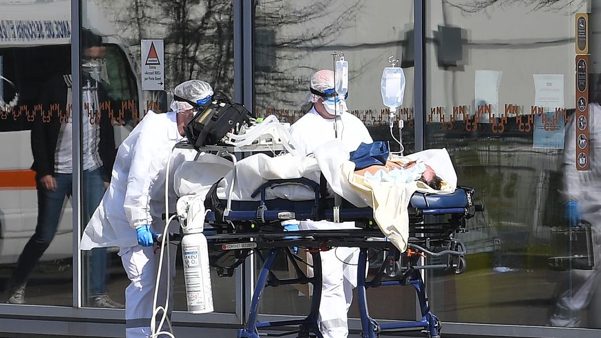 Un patient sous assistance respiratoire escorté par le SAMU-SMUR au CHU de Strasbourg