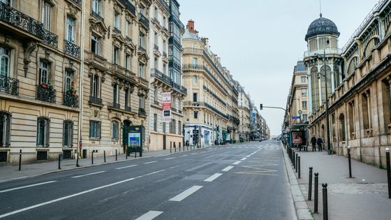 La France sous coronavirus : les rues désertes de la capitale après les mesures de confinement strictes demandées par le gouvernement ©AFP - Mathieu Menard / Hans Lucas