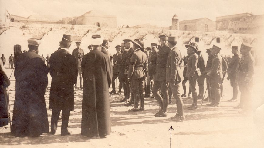 Entrée des troupes de l’Entente dans Jérusalem, 11 décembre 1917. Louis Massignon est signalé par une flèche, T.E. Lawrence est la deuxième personne derrière lui. (c)