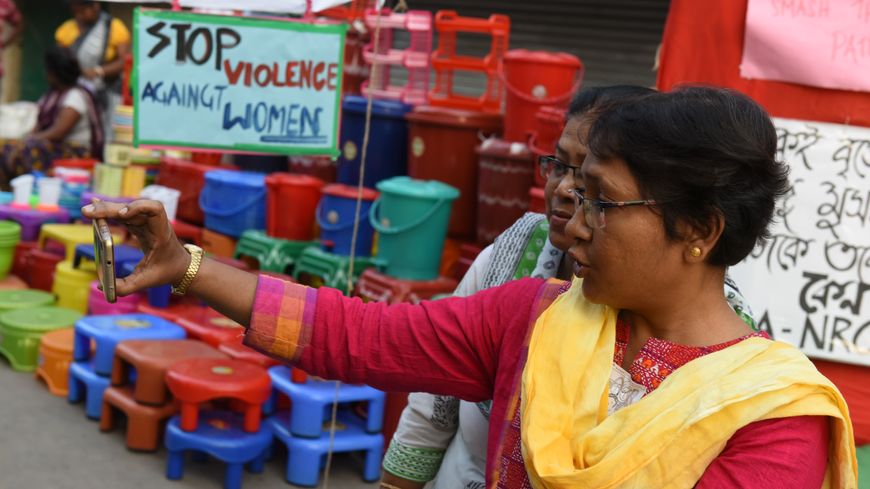 L'Inde, démocratie la plus peuplée du monde, connaît encore un nombre record d'agressions sexuelles. Petit pas et décision historique, la Cour suprême vient d’ordonner, au grand dam du gouvernement, l’égalité entre hommes et femmes dans l’armée.