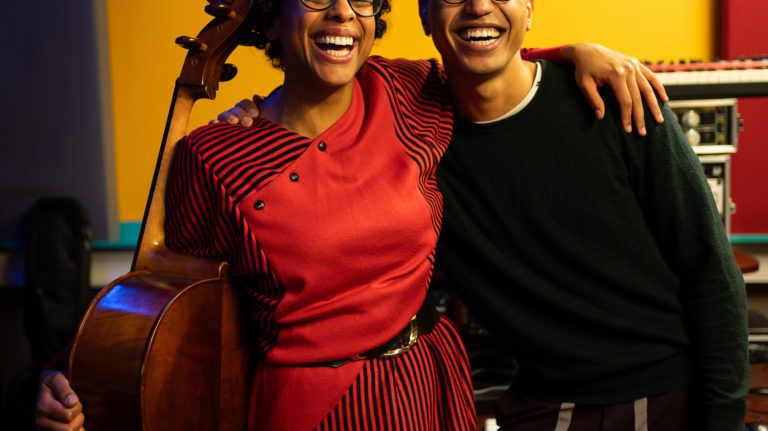 La chanteuse et violoncelliste Kim Dee, accompagnée de son frère Maon, beatbox et voix