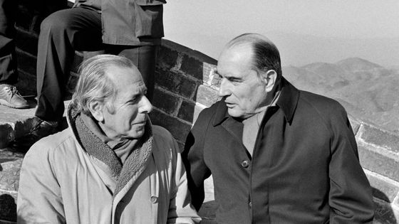 François Mitterrand et Jean Daniel sur la Grande Muraille de Chine en février 1981 pendant une visite officielle ©AFP - Michèle Bancilhon