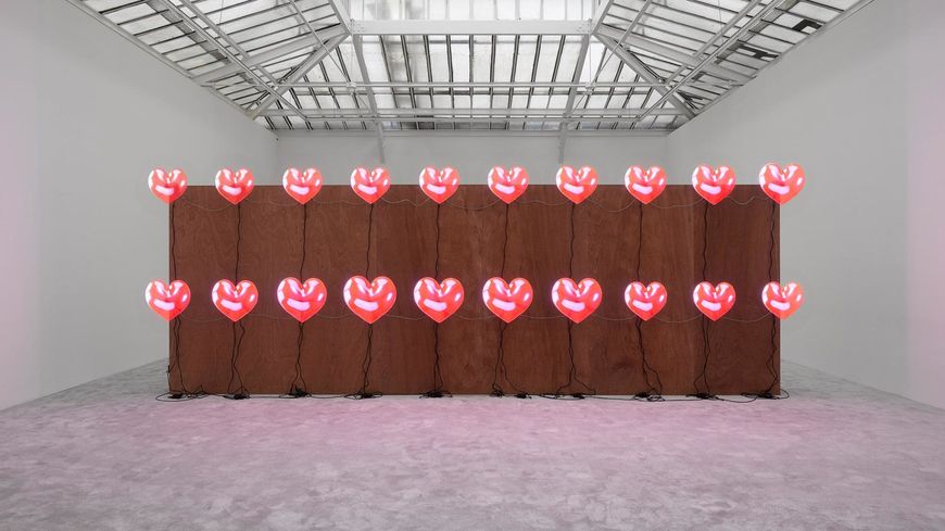 Artists Friends Racists, de Jordan Wolfson