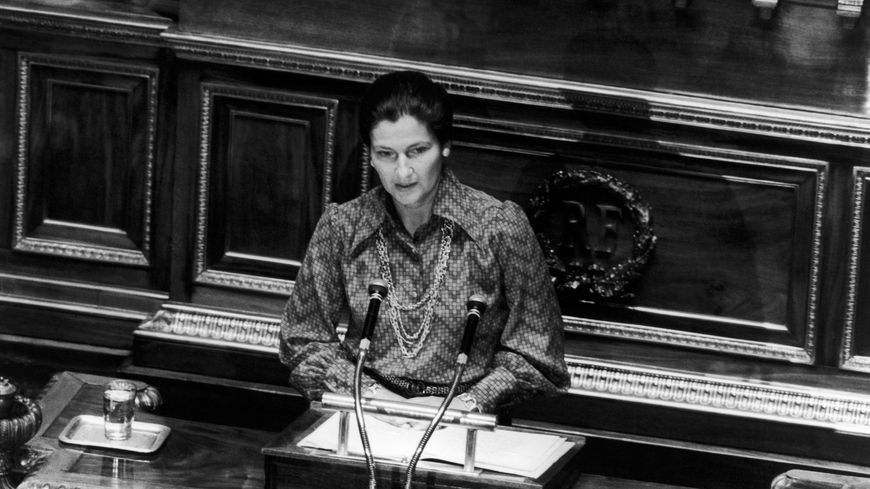 Simone Veil défend la loi sur l'avortement au Sénat en 1974.