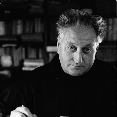 Jean Giono en 1955 chez lui en Provence.