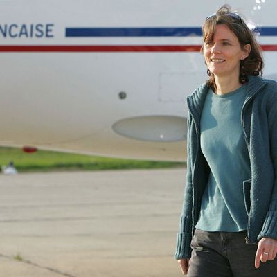 Florence Aubenas (12 juin 2005) à son arrivée à Paris après 5 mois (157 jours) de détention en Irak, avec son traducteur Hussein Hanoun Al-Saadi, sur l'aéroport militaire de Villacoublay.