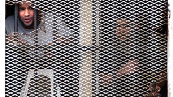 Des détenus ont brûlé le grillage pour pouvoir voir dehors ©AFP - JEAN-PHILIPPE KSIAZEK