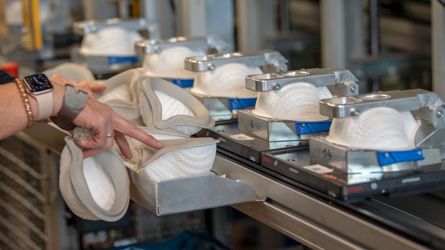 Ligne de production de masques de protection en Allemagne.