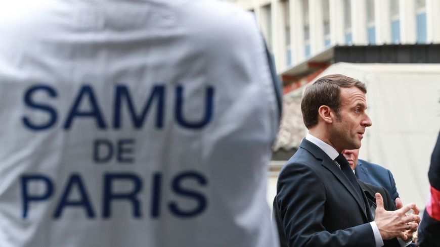Emmanuel Macron lors de sa visite du centre d'appel du SAMU le 10 mars à Paris.