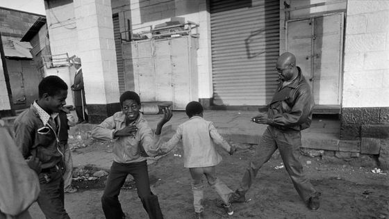 Mani Dibango en 1985 en Ethiopie ©AFP - JOEL ROBINE