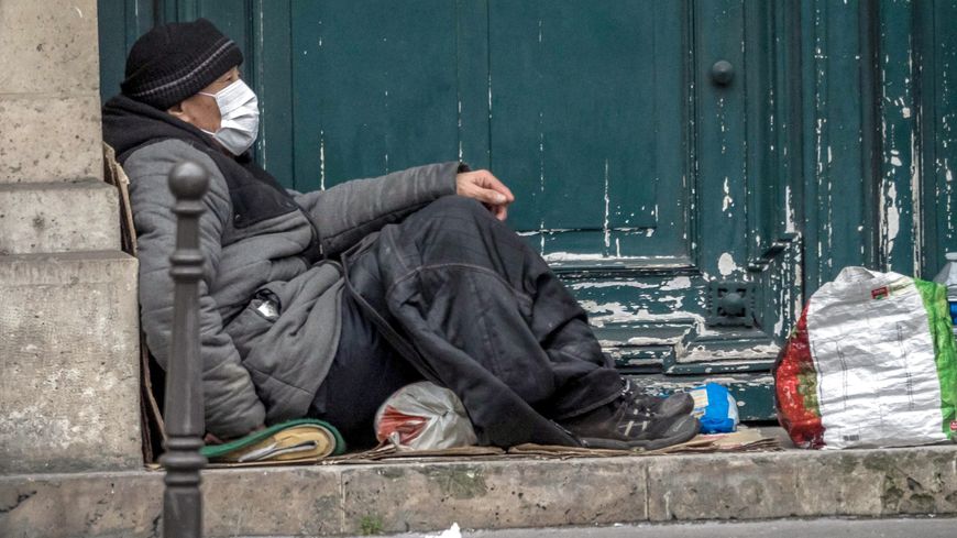 Un SDF à Paris le 10 mars 2020. A Paris, Lyon ou Bayonne, des SDF ont été récemment verbalisés pour non-respect du confinement. Le ministère du Logement a annoncé jeudi la réquisition de chambres dans des hôtels pour des personnes à la rue.