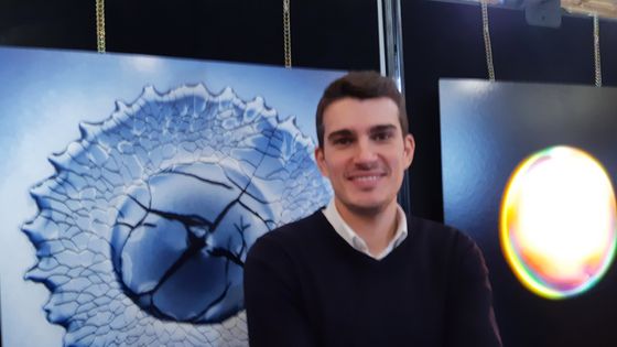 Alexandre Darmon avec en arriere plan une goutte d'eau qui se fige au contact du froid ©Radio France - Emmanuel Moreau