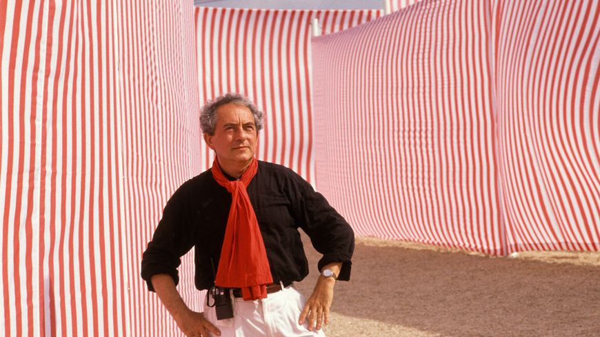 Daniel Buren en septembre 1989 à Valmy devant l'une de ses oeuvres aux bandes verticales.