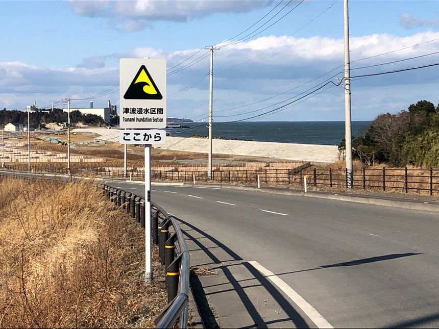 Le long de la côte du Tohoku, un mur anti-tsunami barre l'horizon