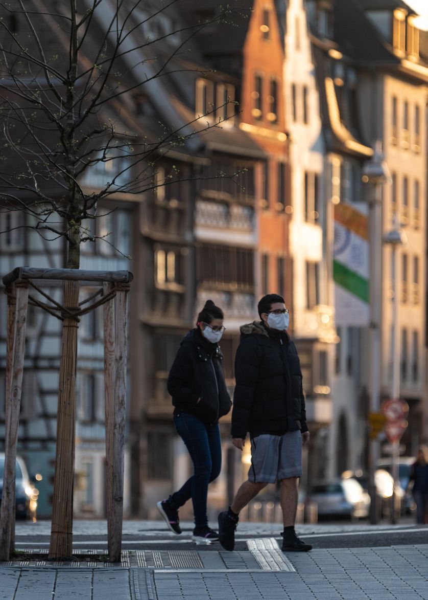 Des passants masqués, à Strasbourg, le 18 mars 2020