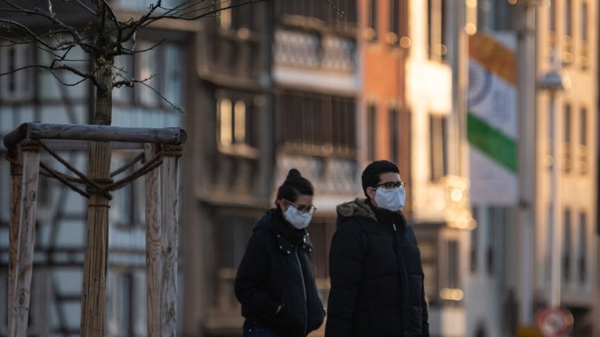 Des passants masqués, à Strasbourg, le 18 mars 2020
