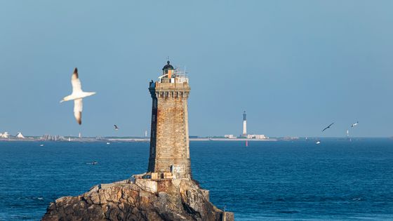 Le phare de la Vieille avec en arrière-plan l'île de Sein. ©AFP - GUIZIOU Franck / hemis.fr