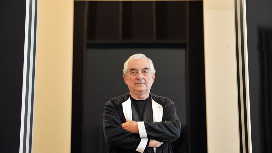 Daniel Buren au musée Picasso à Paris le 18 août 2009 pour son installation "La Coupure".