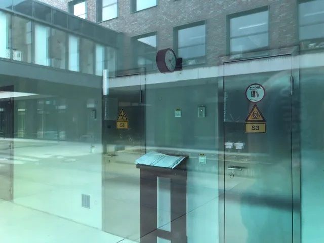 « l’Alcatraz des virus », en Allemagne, héberge des laboratoires de différents niveaux de sécurité. Ici, des salles P3.