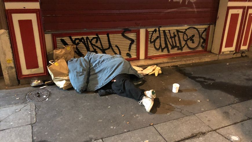 Un SDF qui dort sur les trottoirs de Paris - Owen Franken - Corbis