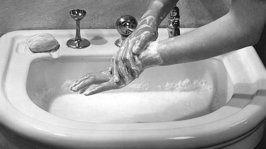 Une femme se lavant les mains