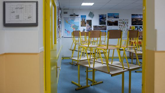 Une salle de classe vide à Ploëmer (Morbihan), en attendant le retour des élèves. ©AFP - Manon Caveribère / Hans Lucas / Hans Lucas via AFP