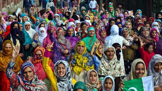Des femmes cachemiries scandent des slogans pendant une manifestation le 11 ocotbre 2019, à Srinagar ©Getty - Saqib Majeed / SOPA Images / LightRocket