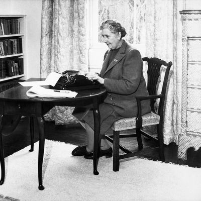 Agatha Christie à sa machine à écrire, chez elle, en 1946, dans le Devonshire.