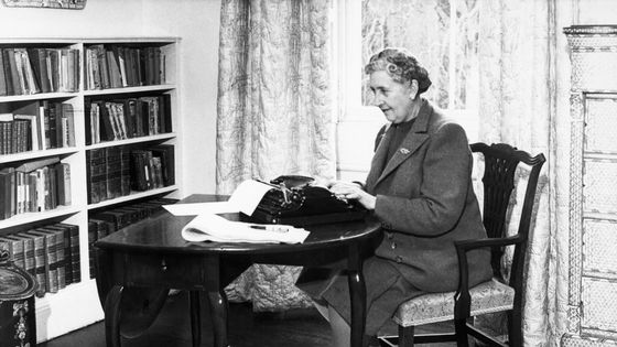 Agatha Christie à sa machine à écrire, chez elle, en 1946, dans le Devonshire. ©Getty - Bettmann / Contributeur