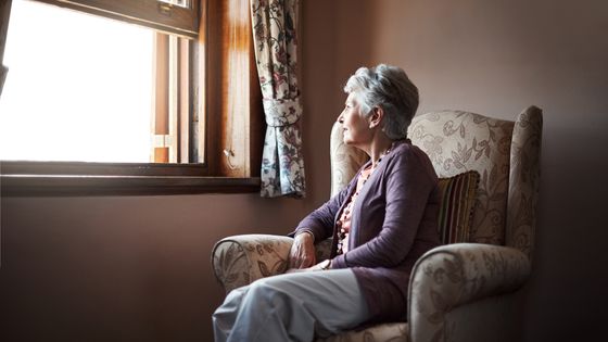 Quelles peuvent-être les conséquences psychologiques du confinement sur les personnes âgées ? ©Getty - shapecharge
