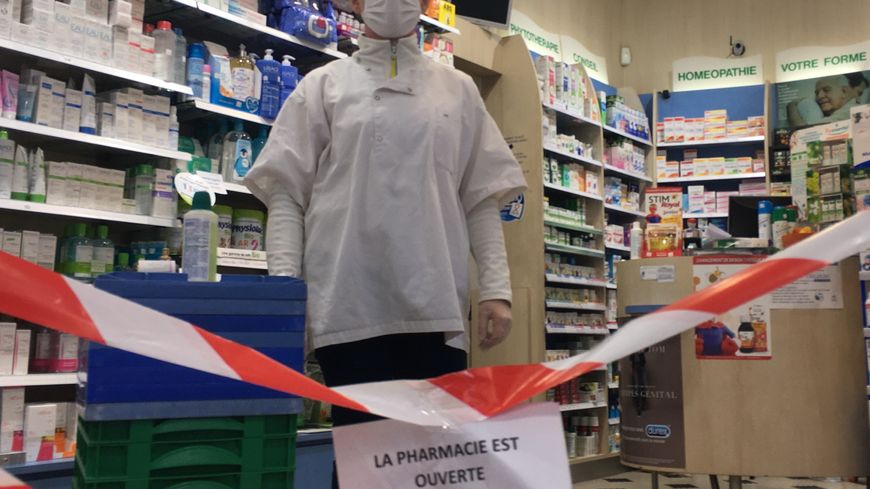 Dans sa pharmacie du 17e arrondissement, Cécile reçoit encore les clients mais sans contact direct et équipée de masque et de gants.