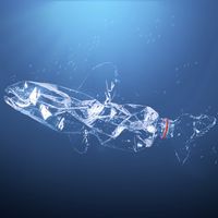 Une bouteille plastique dans l'eau