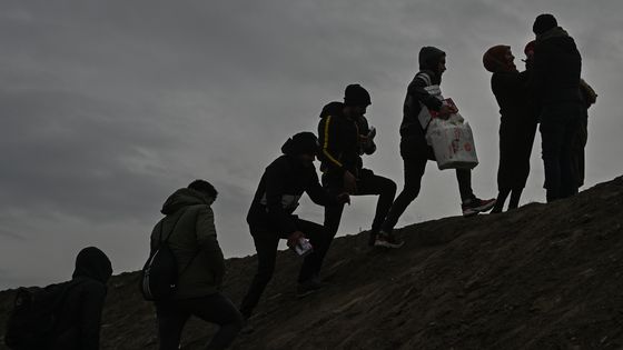 L'Union Européenne face à l'afflux massif de réfugiés. Ici des migrants dans la ville d’Edirne, au nord-ouest de la Turquie se dirigent vers la porte frontalière de Pazarkule ©AFP - OZAN KOSE / AFP