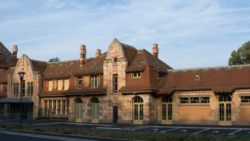 La Nuit des Gares (17/17) : Samuel Delziani : "La gare de Néris-les-Bains, très belle, assez imposante, créé pour les Thermes, au début de la thalassothérapie, a périclité très vite"