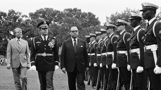 Au milieu des années 1970, le président américain Jimmy Carter et le Premier ministre français Raymond Barre sont les nouvelles cibles des complotistes ©Getty - Patrice PICOT / Gamma Rapho