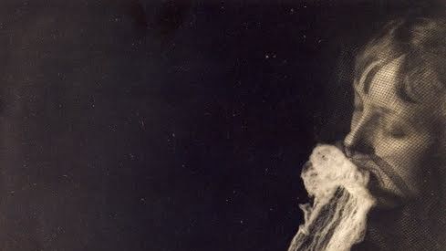 Le médium Stanislawa P. avec un voile ectoplasmique, en 1923 - Schrenck-Notzing