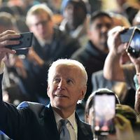 Joe Biden fait un selfie avec des partisans, après un meeting à Los Angeles le 3 mars 2020