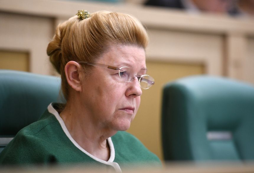 Yelena Mizulina, sénatrice russe : "l'humiliation d'un homme par sa femme est pire que les violences d'un homme sur sa femme".