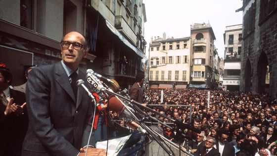 Le candidat Valéry Giscard d'Estaing s'exprime le 29 avril 1974 lors d'une réunion électorale dans le cadre de sa campagne pour l'élection présidentielle française, à Perpignan. ©AFP - AFP