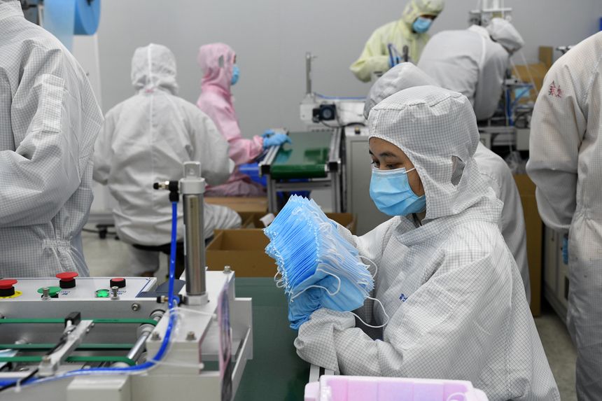 Légende : Chez Foxconn, Shenzhen, en Chine, on fabrique des masques dans certains ateliers d'où sortaient des smartphones.