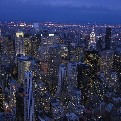 Vue aérienne de nuit de New-York avec ses gratte-ciel.